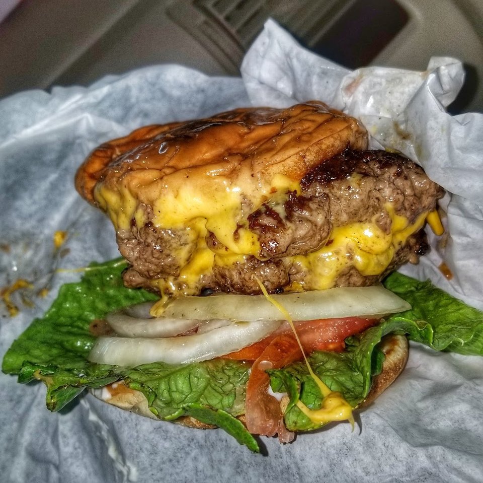 Burger menu with extras, drinks, and fries.